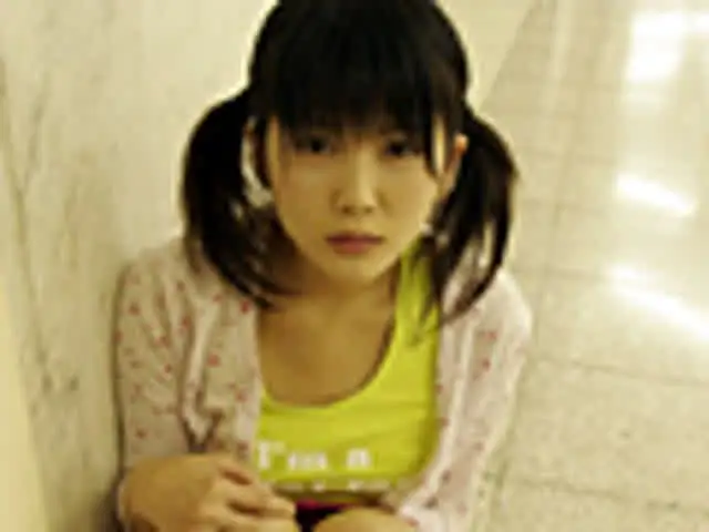 まずは暗がりで脚を触られ… ロリっ娘わいせつ 日高ゆりあ
