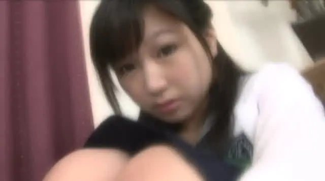 志乃の制服をたくし上げ両… 毛の無い少女に中出し1