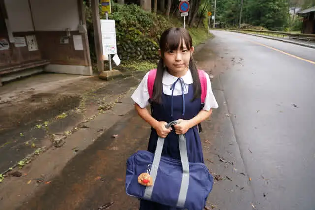 身長143cmの小さな少… いたずら温泉旅行。生まれてはじめての撮影 せなちゃん