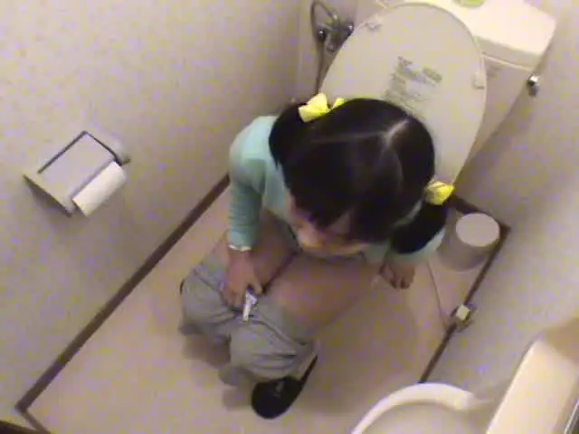 家族と一緒に生活をしてる… ロリ少女お漏らしトイレオナニー