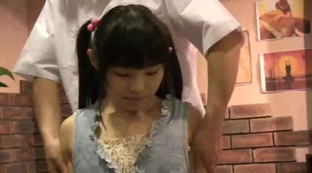 小さな女の子の全身にオイ… 小さな女の子に「オイルマッサージ」5人