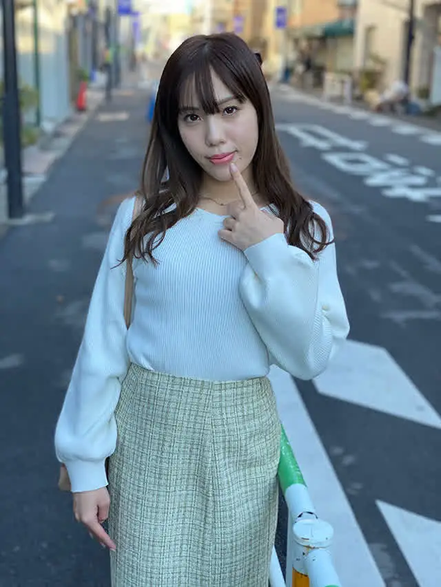 唇と横にあるセクシーなホ… 接吻露出 ぷっくり唇の美人ちゃんとベロちゅうデート