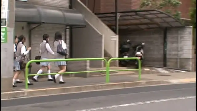 スクールゾーンを登下校す… スクールゾーン電マ クリトリスを刺激され漏らす○学生