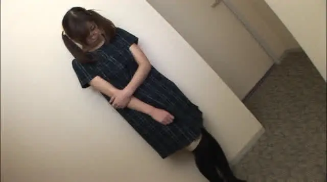 はにかんだ笑顔を見せるロ… 悶絶初アクメと中出しの記録21