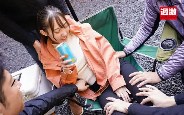 自然あふれるキャンプ場で… 友達を助けれず2人同時にまわされた女子キャンパー