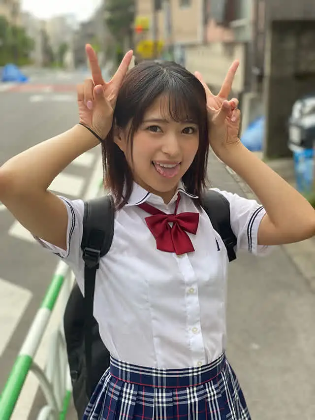 こんな可愛い子が野外露出… 愛嬌精飲 絶対美少女と露出お散歩