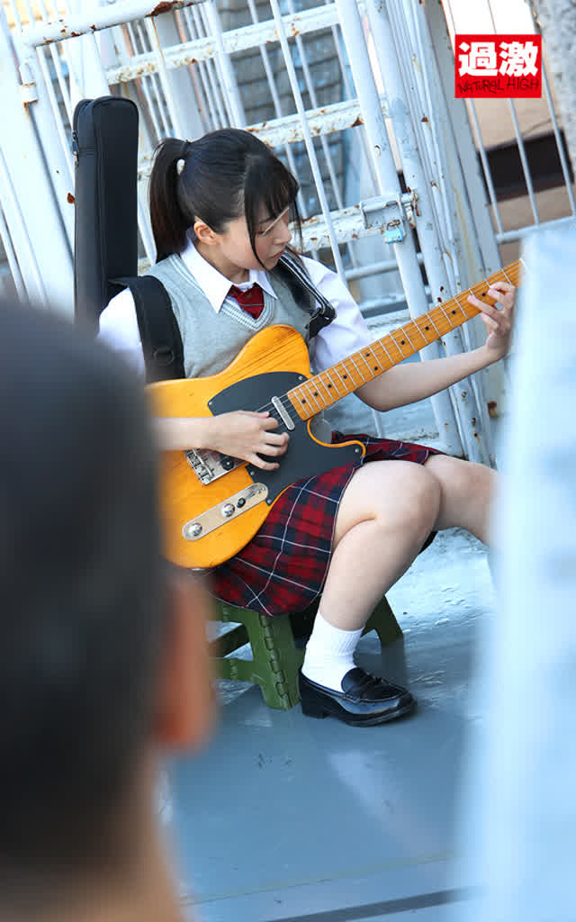 マンションの廊下で見つけ… 媚薬チ○ポで即イラマ8 ギターの練習に励む女の子