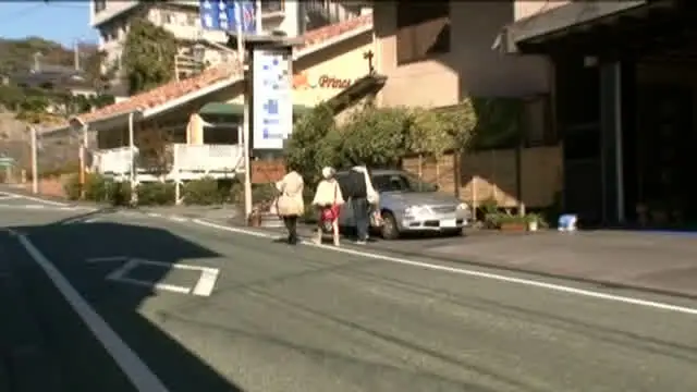 まだ、女としての自覚がな… 隠れションを見られてロリ娘は痴漢されても拒めない