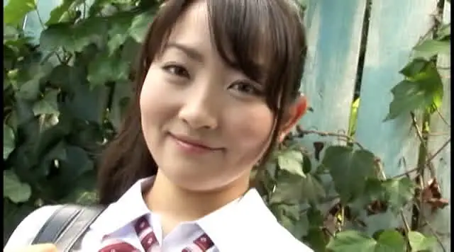 制服をゆっくりと脱ぎ捨て… 魅惑の縦スジ 村島乙葉