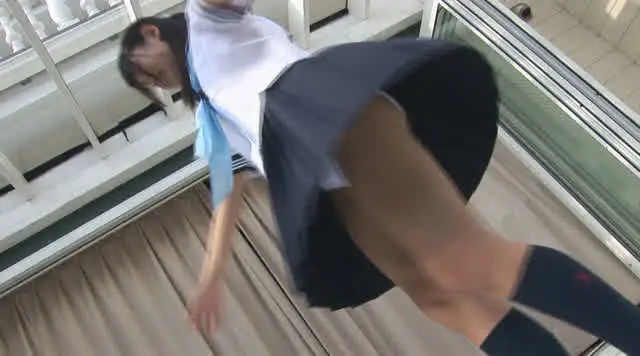 純潔美少女をまた羞恥にさ… あそこを広げたエンジェル 蒼井ナツ