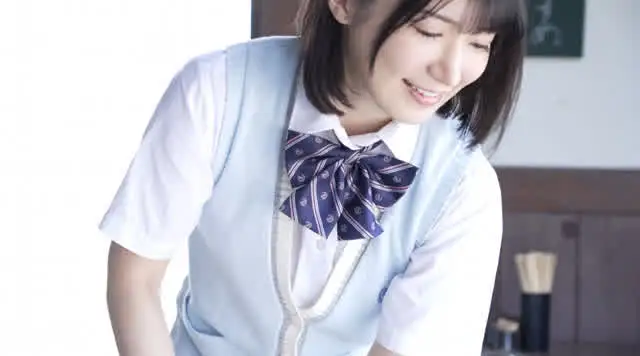 清楚で明るいアイドルスマ… 十束るう  恋のバイブレーション！？