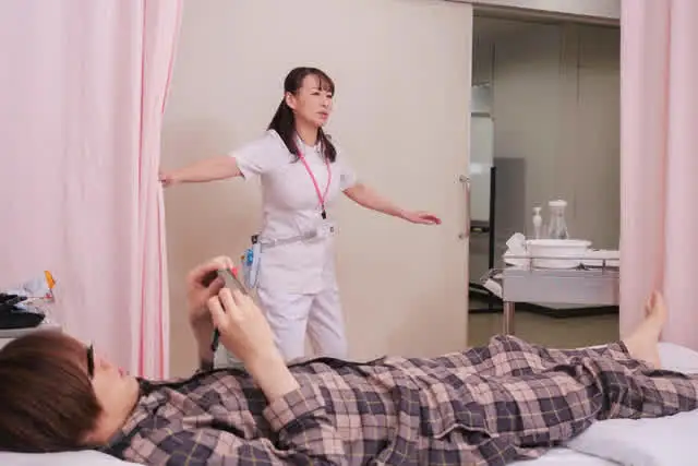 いつも清拭してくれる熟年… ワザと手コキのような陰部洗浄 アラフィフ看護師さん