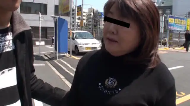 熟女好きな若者たちが極上… 熟女中出しナンパ ボイン争奪ガチンコ編