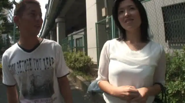 街で母子に声を掛けて、A… 息子と一緒にAVを見たらムラムラしちゃった美人母