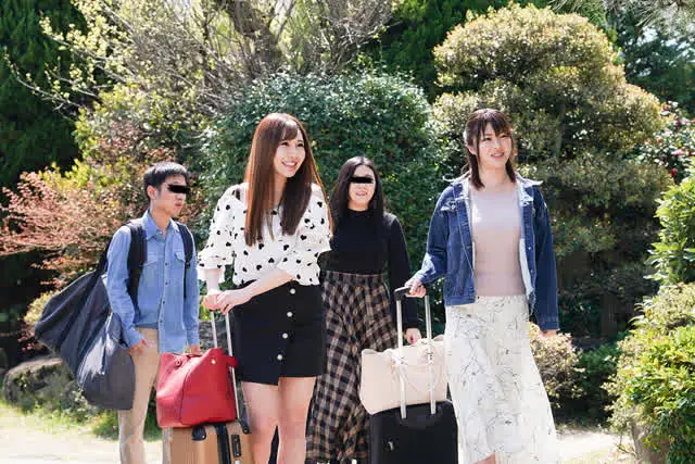温泉旅行に母親と近所に住… 母親の巨乳ママ友二人に挟まれておもちゃにされた僕