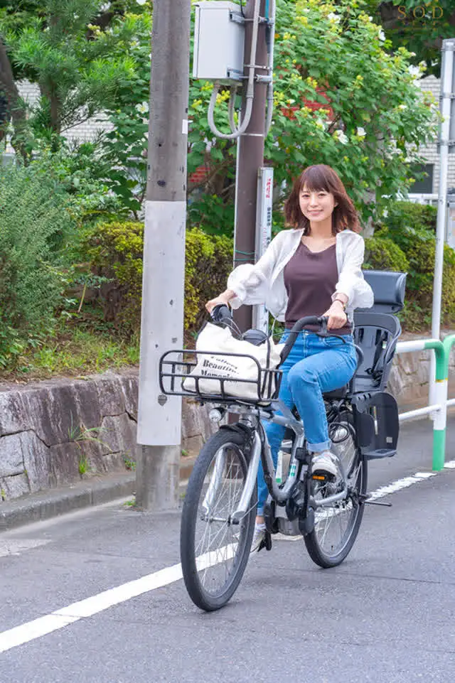 二児の母である花南は、家… 不倫セックスしまくっている絶倫ママチャリ妻 天宮花南