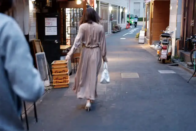 人妻である事を隠し結婚し… 繁華街のラブホテルに消えて行く…行きずりの不倫