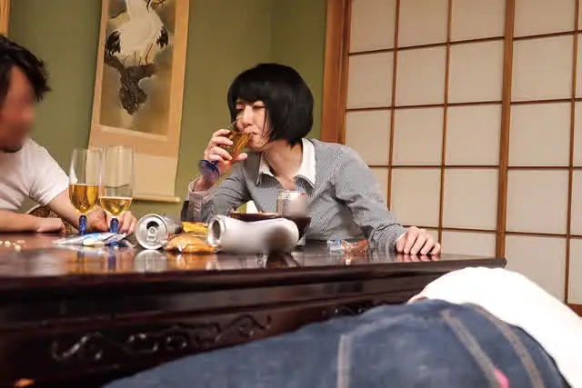 目の前に酔いつぶれた美女… 目を覚ますと友人がまさかの生チ○ポ挿入中！！