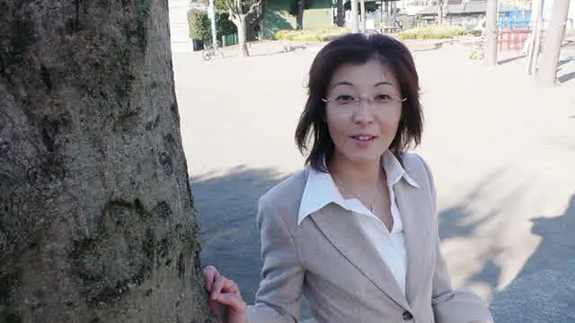 下半身はムッチリで大きい… 寂しいバツイチのご無沙汰は「おっとし」から