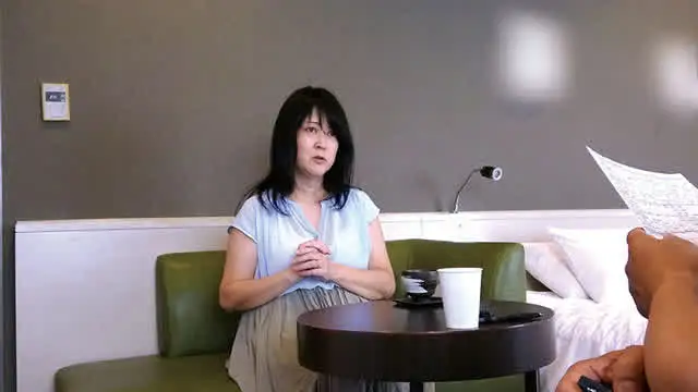 「旅行先で出会った人に突… 熟女妻面接ハメ撮り［二十八］