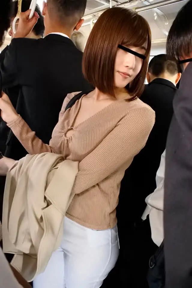 満員バスで人妻のピタパン… パンティラインに激しく反応しちゃった学生の下半身！