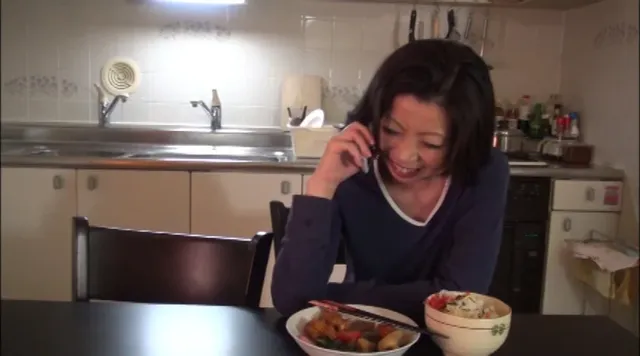 ある日、終電を逃した僕は… 親戚の叔母さんは覗かれ好き 水嶋ゆり