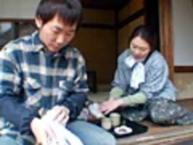 この鍬の柄の様な、堅くて… 畑を耕す田舎っぺおっかさん中出し 結城圭子