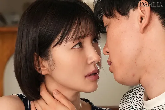 奈保は夫と結婚して3年、… 欲求不満の人妻が自ら腰を振る。接吻中出し不倫 角奈保