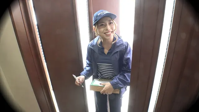 ネットSHOPで買い物し… 宅配パート妻 配達された勢いでガチ口説き！