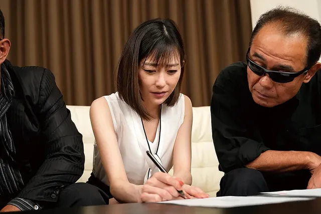 帰宅した愛奈を待っていた… AV出演を○要された三十路妻 蒼山愛奈