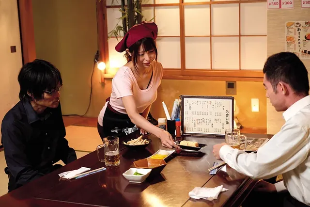 セックスレスで苦しむ人妻… 年下バイトくんを押し倒して食べちゃいました 有岡みう