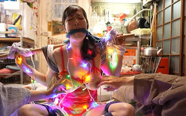 駅前にある大きなデパート… 素人の縛り生中出し【色白ぽっちゃり肉便器妻編】