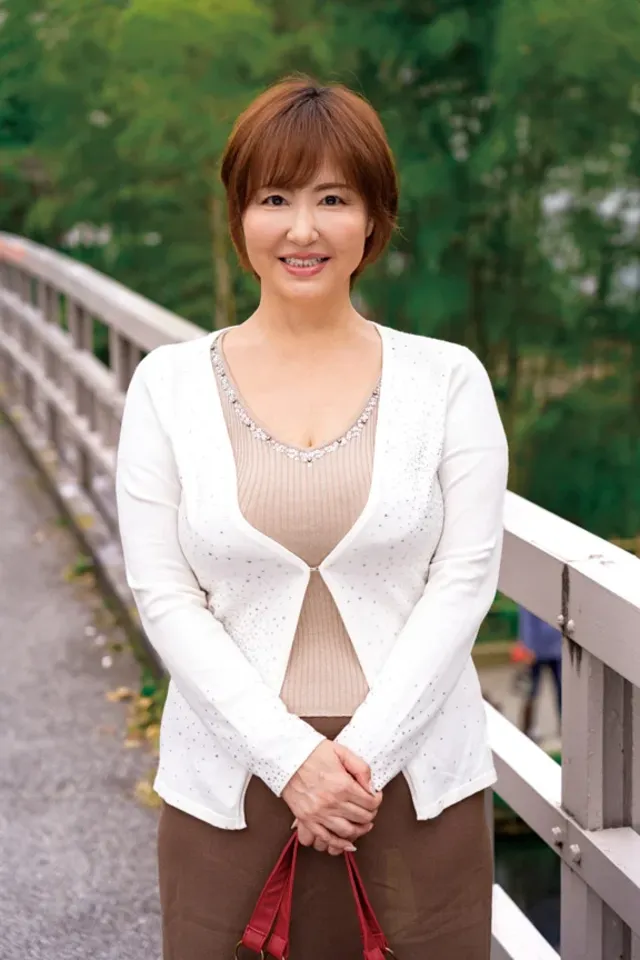 ヌードモデルのバイトにや… 五十路奥様AVデビュー