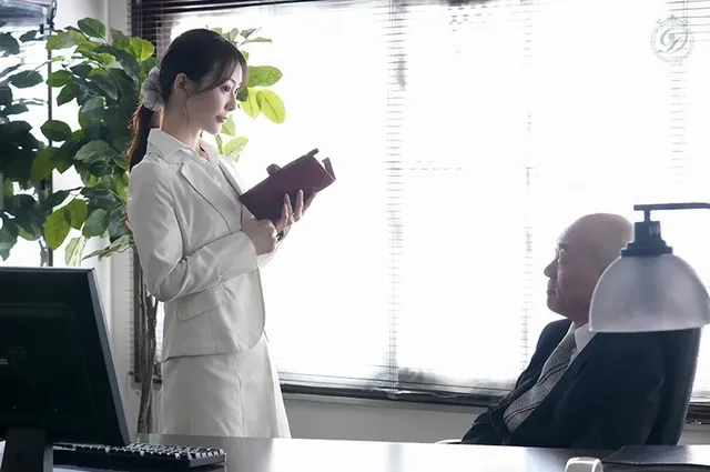 今の会社に勤めて7年、課… 人妻秘書 机の下の密かなクンニ情事―。 小沢菜穂