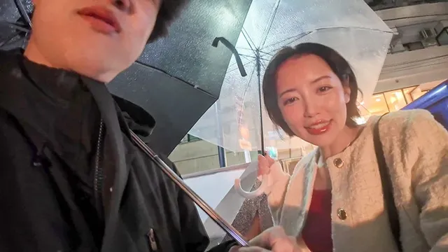 道でVlogを撮っていた… 健気な人妻も参加してそのままSEX 美咲かんな