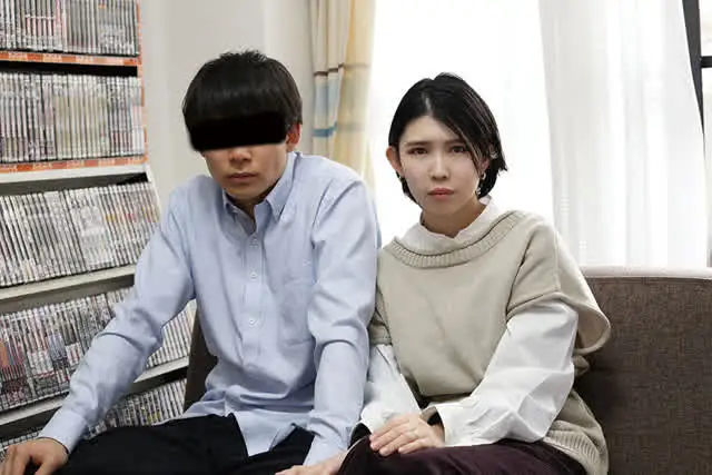 夫は他の男に股を開き男根… 夫に見られているとも知らず他人棒を受け入れる人妻02