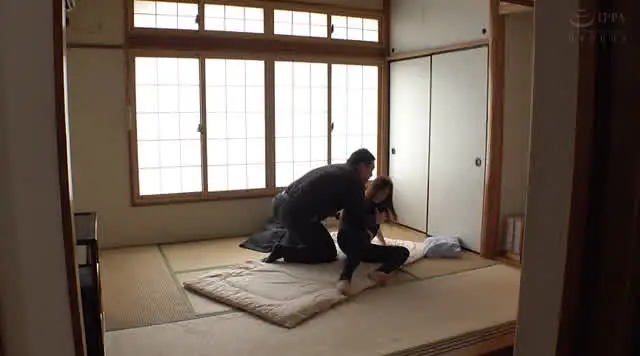 再婚した夫の連れ子と、微… 息子の目の前で犯される妻 川上ゆう