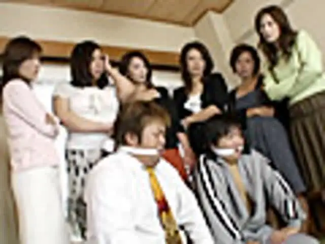 扉の向こう側で人妻達の淫… 集団どスケベ団地妻