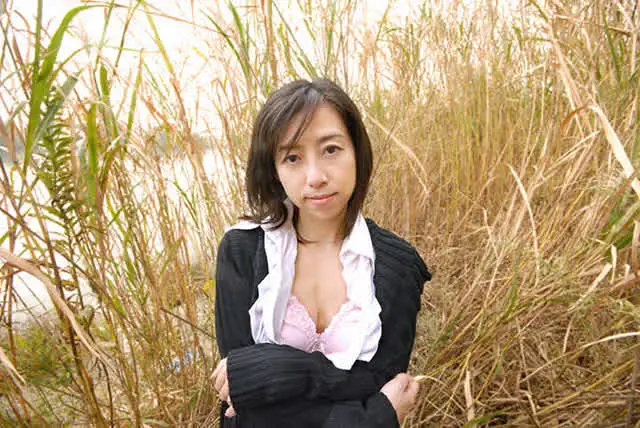 川原の茂みでダチの母ちゃ… 夕飯の準備中なのに火照ってしまったむっちり熟女たち