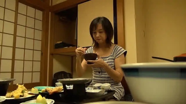 人気の人妻AV女優と行く… 人妻、温泉、不倫旅行。 神崎久美