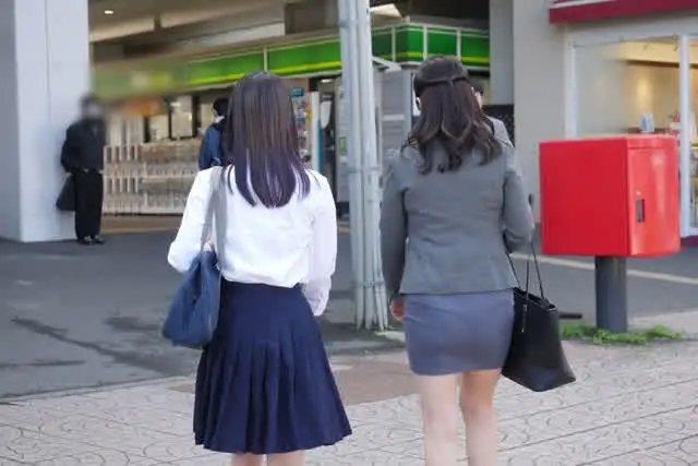 巨尻女と娘が電車に乗り込… 愛液を垂れ流し絶頂が止まらない巨尻母 感度がいい奥様