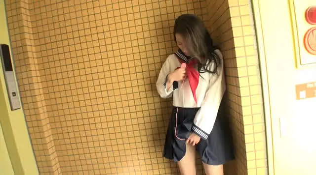スタイル抜群の巨乳熟女・… セーラー服熟女失禁羞恥 二宮和香