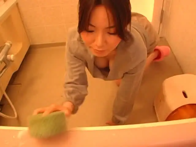 風呂掃除に勤しむ人妻に欲… 風呂掃除中の人妻にイタズラ
