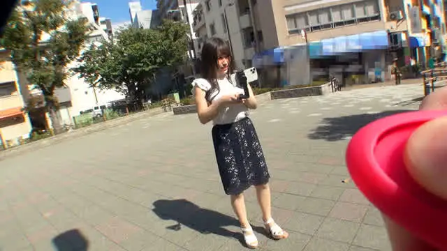 爆乳Hカップ妻をナンパし… Hカップ爆乳妻 街中でセルカ棒片手にドM羞恥アクメ！
