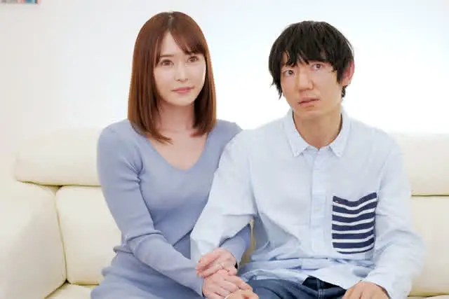 寝取られ願望の夫が妻に内… 私の妻を寝取って下さい。さやかさん
