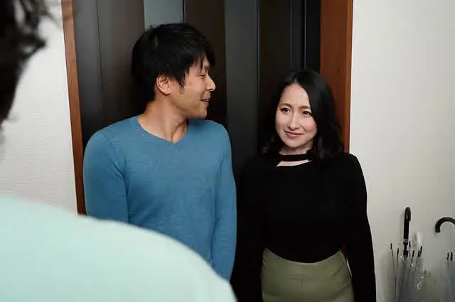 お隣に新婚夫婦が引っ越し… 夫と共謀し隣人の大学生を誘惑する美人妻！ 水川かえで