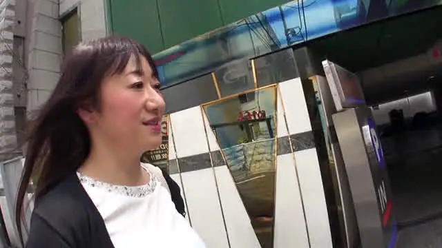 服の上からでもハッキリわ… 黒蜜 秋吉志乃（52）