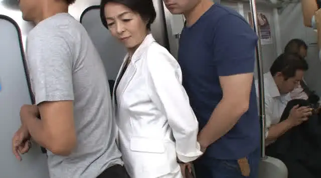 「あんなに怖かったはずな… 人妻痴漢電車～さわられた五十路母～ 藍川京子
