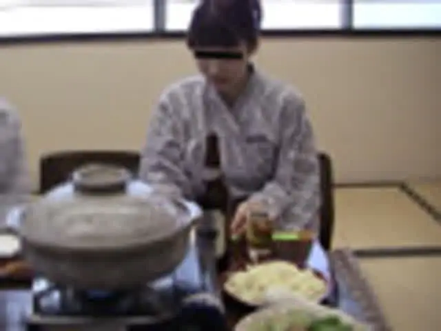 ごくごく平凡で堅物の妻が… 堅物の妻を騙して町内の飲み会で羞恥宴会芸をさせたら