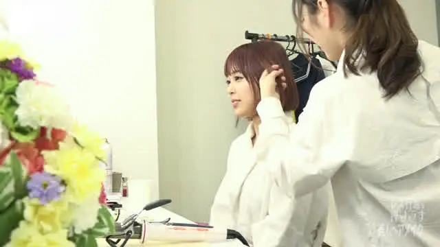 美人ヘアメイクが新人女優… 新人女優に濃密レズ行為を繰り返す美人ヘアメイク